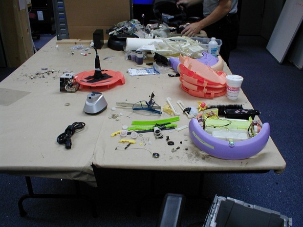 Roombaの構成部品

　Jones氏が語ったところによると、「工場から送り届けられる最初の射出成型部品では一般的に、製品で使用するカラースキームを用いることはない。工場側は手元にあるプラスチックを用いて試作品を製作するためだ。最初のRoombaを製造した中国の工場では玩具も手がけていたため、とてもカラフルなロボットが出来上がった」という（2002年）。