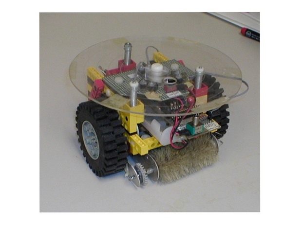 「Dust Puppy SLA」

　「この2001年の試作品からは、iRobotが最初の製品で採用した部品構成を見て取れる。3Dプリンタによる部品の作成コストが数千ドルにも及んでいた当時、こういった形式で試行錯誤を何度も繰り返した」（Jones氏）
