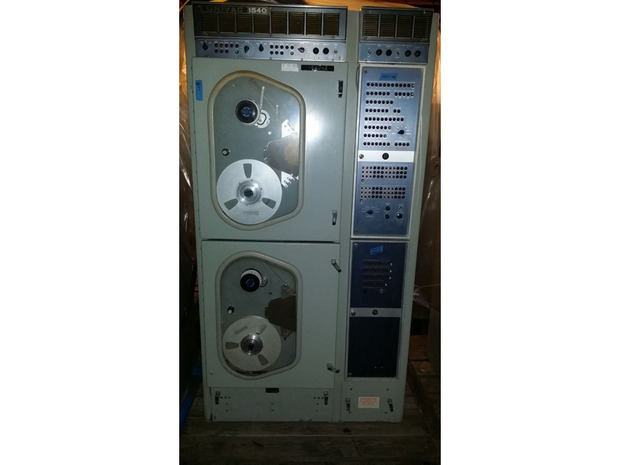 「UNIVAC 1540」テープ装置

　1960年代中頃のテープ装置「UNIVAC 1540」は、重量が約1000ポンド（約450kg）であり、7トラックを備えた容量7メガバイトのテープ装置を2基搭載していた。これは米海軍の戦艦への搭載を前提としたメインフレーム「1219-B」向けの周辺機器だ。