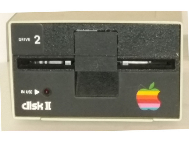 Appleの「Disk II」フロッピーディスク装置

　Appleの「Disk II」フロッピーディスク装置は1977年に「Apple II」の販売が開始されるまで出荷されなかった。写真はDisk II装置のクローズアップ。多くのユーザーは、Appleのレインボーロゴが描かれたステッカーを装置の右下隅に貼っていた。