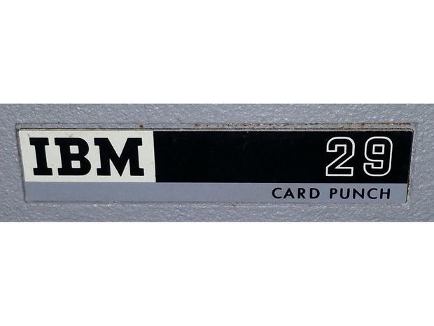 IBM 029キーパンチのラベル

　IBMはもはや、コンピュータの構成機器にこういったラベルを使用しなくなっている。