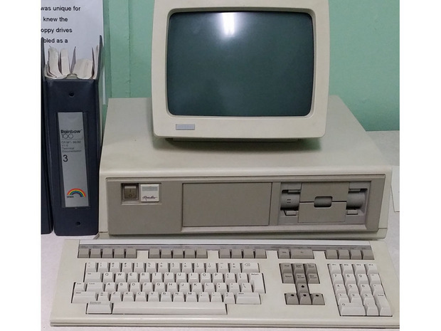 「Commodore 1541」フロッピーディスク装置



　「Commodore 1541」はおそらく、1980年代で最も有名な5.25インチのフロッピーディスク装置だったはずだ。当時、「Commodore 64」というマイクロコンピュータを所有していた人であれば、周辺機器としてこのCommodore 1541も持っており、「LOAD "*", 8, 1」といったコマンドを使っていたはずだ。