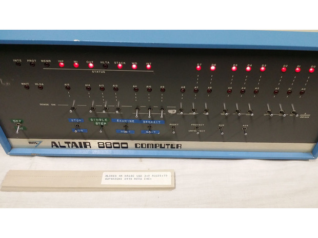 「Altair 8800」とMicrosoft BASICの紙テープ

　同じ紙テープをAltair 8800の前に置いたところ。このコンピュータはニューメキシコ州アルバカーキを拠点とするMicro Instrumentation and Telemetry Systems（M.I.T.S.）というホビースト向けエレクトロニクス企業の製品だ。Altair 8800は「世界最初のパーソナルコンピュータ」と言われているが、実際には当時最も有名だったコンピュータにすぎない。