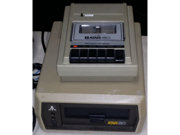 Atariのカセットテープ装置とフロッピーディスク装置

　Atariは「Atari 2600」というビデオゲームコンソールで有名だが、マイクロコンピュータもいくつか販売していた。そのなかで最も売れた製品の1つが「Atari 800」だ。これにはカセットテープ装置とフロッピーディスク装置も用意されていた。