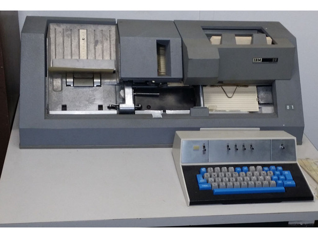 「IBM 029」キーパンチ

　メインフレームの世界では、パンチカードが数十年にわたって情報の保存手段として用いられていた。IBMの「IBM 029」キーパンチは当時最もよく使われていた印刷穿孔機の1つだ。