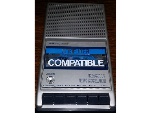 カセットテープ（レコーダー／プレーヤー）

　1970年代から1980年代にマイクロコンピュータを所有していた人であれば、データのセーブやロードに普通のカセットテープレコーダーを用いた経験があるかもしれない。