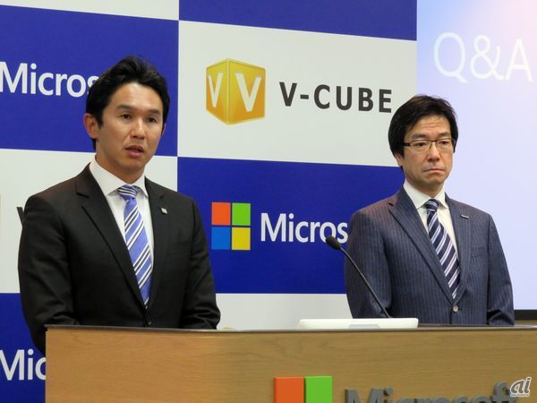 会見に臨む日本マイクロソフトの樋口泰行会長（右）とブイキューブの間下直晃社長
