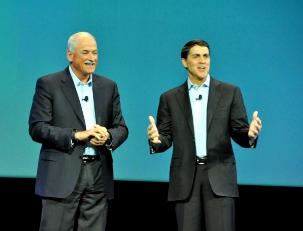 IBM CloudシニアバイスプレジデントのRobert LeBlanc氏（左）とゲストとして登壇したVMwareのプレジデント兼最高執行責任者（COO）であるCarl Eschenbach氏（右）