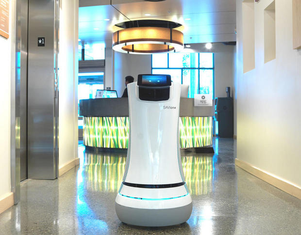 Savioke Relay

　ルームサービス用のロボットも存在する。米国カリフォルニア州のスタートアップSaviokeが開発した「Relay」はホテル用の運搬ロボットだ。RelayはWi-Fiを使用してエレベータを操作し、軽食からバスルームの備品まで、あらゆるものを運ぶ。もっとも宿泊客からの要望が多いのは、歯ブラシだという。