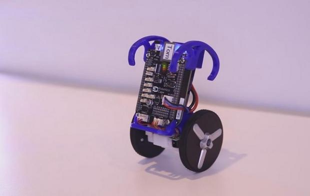 BeagleBone Blue

　「BeagleBone Blue」は、人気の高いオープンハードウェアコンピュータであるBeagleBoneをベースに作られた教育用ロボットコントローラだ。ロボット工学の教育カリキュラムが用意されており、学習の障害になる要素は排除されている。