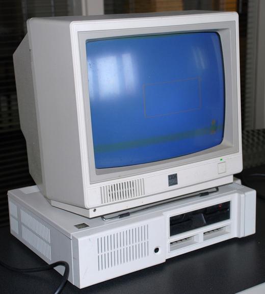Windows ME
　バグやクラッシュが多いことで容赦なく批判された「Windows Millenium Edition」は、すぐにNTベースのWindows XPに取って代わられた。

　このWindows MEエミュレータにはFlash Playerを必要とし、起動にはかなり時間がかかる。