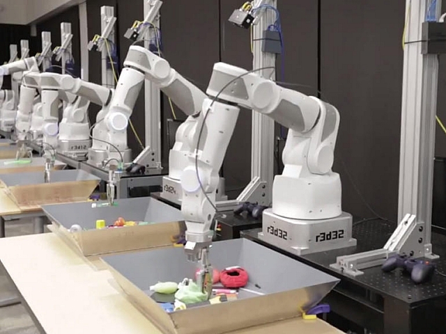 Googleは、ロボットアームの研究に機械学習技術を活用し、人間が手と目を連携させて物をつかむ際のフィードバック過程を模倣して、動きを人間に近づけようとしている