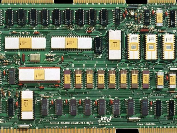 6. iSBC 80/10（1976年）

　世界初のシングルボードコンピュータである、Intelの「iSBC 80/10」が登場したのは1976年だ。Intelは当初、この製品を「OEMアプリケーションのための低コストコンピュータシステムソリューション」と銘打って販売した。