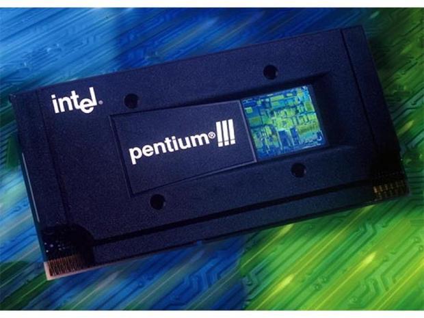 17．Pentium III（1999年）

　Intelの32ビットマイクロプロセッサ「Pentium III」は、1999年2月に発売された。Pentium IIIシリーズのローエンドには「Celeron」シリーズが、ハイエンドには「Xeon」シリーズが用意された。