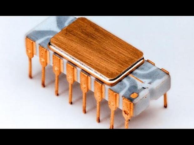 2．4004（1971年）

　同じ年、IntelはEPROM技術を導入し、さらに最初のマイクロプロセッサである「4004」を発売した。このプロセッサは、雑誌「Electronic News」の広告で最初に発表された。
