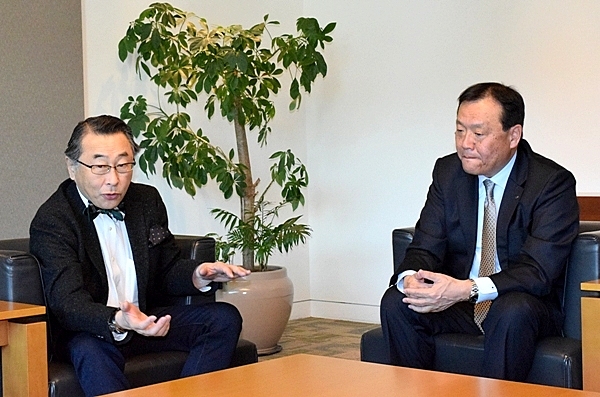 「Dr.津田のクラウドトップガン対談」の3回目は、富士通執行役員常務グローバルマーケティング部門長の阪井洋之氏を招く。