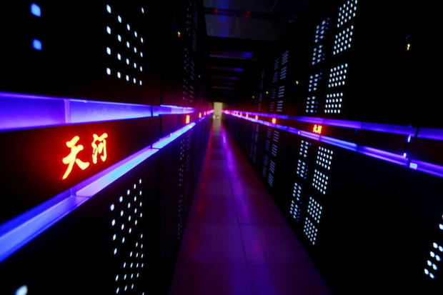 2010年11月～2011年6月：天河一号A
　「天河一号」は、2つの点でスーパーコンピュータの歴史を大きく塗り替えた。1つは、天河一号の登場により米国がスーパーコンピュータの王座を中国に明け渡す結果となった点で、もう1つは、天河一号の設計が従来のスーパーコンピュータと著しく異なっていた点である。北京近郊の天津に設置された天河一号は、石油探査や航空機設計に活用された。

　天河一号はCPUと共に、よく3Dゲームに使用されるGPUを多用することで、消費電力を4040KW前後に抑えながら、性能の劇的な向上に成功した。

　2010年に登場したアップグレード版の「天河一号A」は、7168基の「Nvidia Tesla M2050 GPU」、1万4336基の「Intel Xeon X5670」CPU、2048基の「NUDT FT1000」ヘテロジニアスプロセッサを搭載し、最大性能は4701テラフロップスに達した。OSはLinuxベースで、ノード間のインターコネクトは専用開発された。