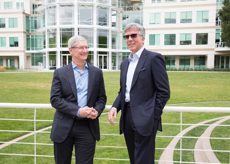 iPhoneおよびiPad向けビジネスアプリで提携することを合意したAppleのCEOであるTim Cook氏（左）とSAPのCEOであるBill McDermott氏
提供：SAP