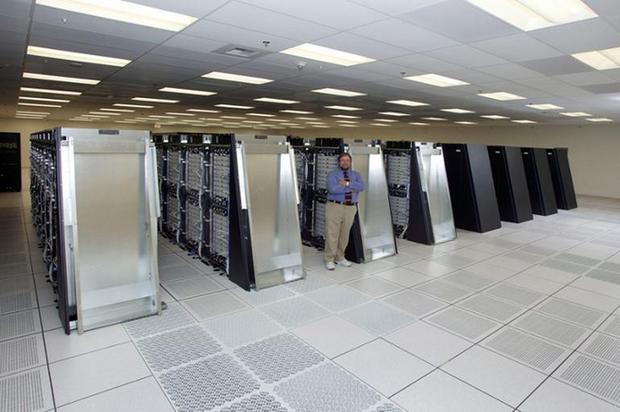2008年6月～2009年11月： Roadrunner
　「PlayStation 3」用プロセッサの発展型を搭載した「Roadrunner」も、米国の核兵器の試験用に開発された、極めて強力なIBM製スーパーコンピュータである。

　当初、Roadrunnerは米国エネルギー省のロスアラモス国立研究所に設置された、冷蔵庫サイズのキャビネット278基で構成されていた。その後、Roadrunnerは2009年にアップグレードされ、最大性能は1375.78テラフロップスから1456.7テラフロップスに強化された。アップグレード後のRoadrunnerは、12万9600基の「PowerXCell 8i」（3.2GHz）プロセッサコアを搭載し、消費電力は2483Kワットに達した。OSは「Red Hat Enterprise Linux」と「Fedora」で、ノード間のインターコネクトは「InfiniBand」である。