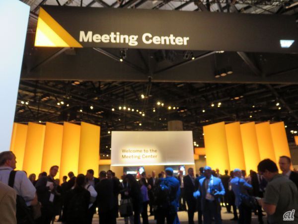 今年はフロア内に顧客やパートナー同士が交流できる場として「Meeting Center」が設けられた。SAP社員は入れないとか。