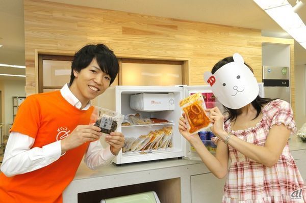 そしてこのミニ冷蔵庫がオフィスおかん専用冷蔵庫。ここから好きなお総菜を取り出してお金を支払う仕組みね。
