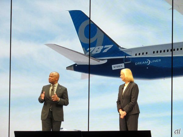 左から、Boeingの最高情報責任者（CIO）Ted Colbert氏とMeg Whitman氏