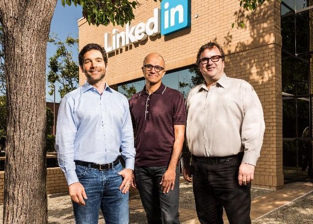 左から、LinkedIn CEOのJeff Weiner氏、Microsoft CEOのSatya Nadella氏、LinkedIn会長のReid Hoffman氏