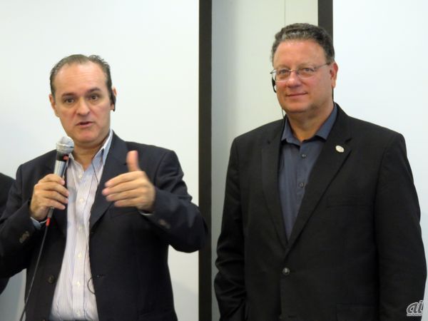 記者会見で質疑応答に臨むOpenFog ConsortiumのチェアマンHelder Antunes氏（左）とプレジデントJeff Fedders氏