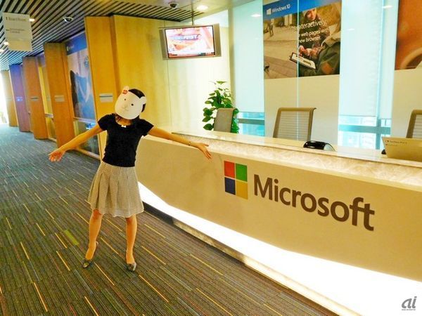 ハロー！ Ziddyです。今回Ziddyは、シンガポールのMicrosoft Asiaオフィスにやって来ました。ここで、セキュリティに関するプレス向けのお勉強会「Microsoft Cyber Trust Experience 2016」というイベントが開催されるんですって。Ziddy、お勉強についていく自信はないんだけど、シンガポールって食べ物がおいしそうじゃない。ランチにはケータリングのお料理を好きなだけ食べていいって言われたから、わざわざ飛行機に乗って来ちゃった！ あ～早くお昼にならないかな～。
