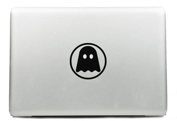 Ghostly

　人気のレコードレーベル兼アート系グッズショップであるGhostlyは、Macのロゴを使って、不気味に目が光るGhostlyロゴステッカーを作る衝動にあらがえなかったようだ。 