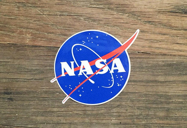 NASA

　このクラシックな「NASA」ステッカーで、自分の内なる天文学者と対話しよう。