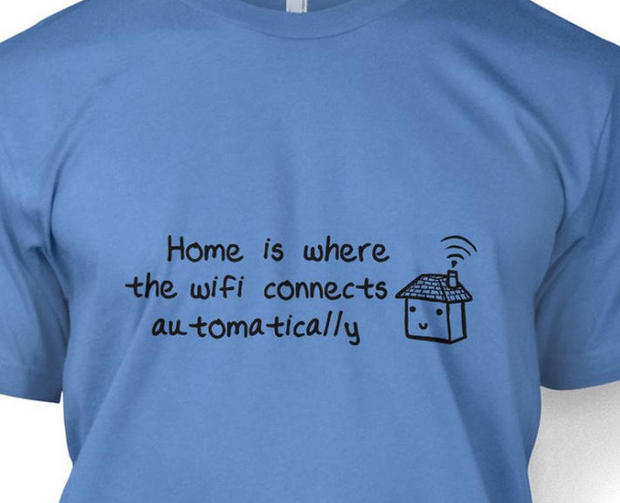 我が家とは自動的に無線LANに繋がるところ
この心温まるTシャツの内容は、正確でもある。販売はSomethingGeekey。 