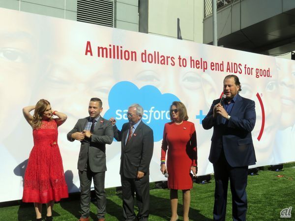 1-1-1モデルとして慈善活動を企業活動の土台に組み込んでいるSalesforceにとって、Dreamforceは参加する顧客やパートナーに慈善活動を呼びかける場でもある。今年はエイズ患者支援の非営利団体（RED）を支援。参加者はグッズを買ったり、ウェブサイトから寄付を行うことができる。目標額は4日間で100万ドル。最終日の10月7日、見事に達成した。写真はMarc Benioff氏（右）、地元カリフォルニア州選出の議員Nancy Pelosi氏、サンフランシスコ市長Edwin Lee氏、サンフランシスコのAIDS FoundationシニアバイスプレジデントのJames Louduca氏、そして（RED）の最高経営責任者、Deborah Dugan氏。