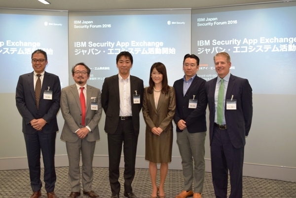 会見には日本IBMと初期メンバーが集まった。左からトレンドマイクロ大場氏、ファイア・アイ岩間氏、Exabeamの桜井勇亮氏、日本IBMの志済氏、Cybereasonの相田氏、Carbon BlackのTom Barsi氏