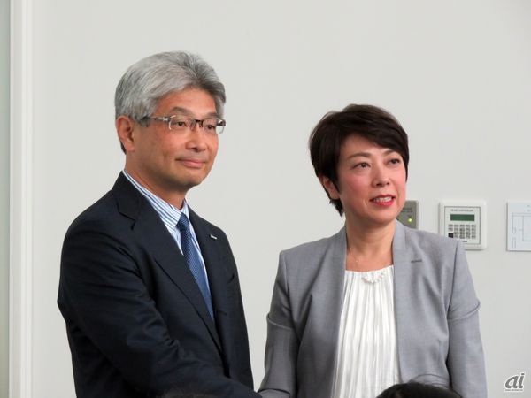 資生堂 執行役員の副島三紀子氏（右）と日本マイクロソフトの織田氏