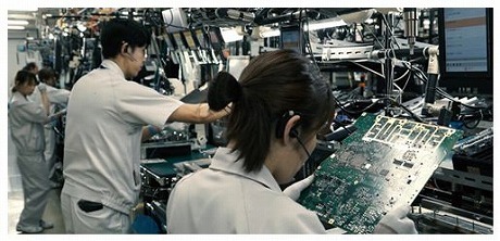NECネットワークプロダクツ本社工場（福島県福島市）の組立検査工程