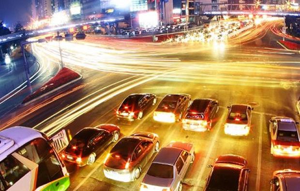 ドバイのIoTと輸送機関

　Ciscoはドバイで、道路の安全性を高め、渋滞を減らし、大気汚染の状況を改善するために、210万人の住民に自家用車ではなく公共交通を利用するよう促すという課題に取り組んでいる。同社はこのために、IoT技術を使って公共交通の効率を高めようとしている。

　この取り組みによって、住民はモバイルアプリを使って時刻表を確認したり、駐車場代を払ったり、切符を購入したりできるようになり、地下鉄は無人運転になった。さらに、改札で立ち止まる必要もなくなり、地下鉄が利用しやすくなった。Ciscoによれば、これらの改善によって、ドバイの公共交通利用者数は6％から12％に倍増したという。