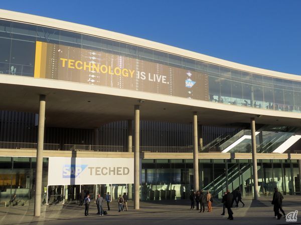 SAPが11月8日から10日、スペイン・バルセロナで開発者向けのイベント「SAP TechEd 2016 Barcelona」を開催した。SAPは今年、米国、インド、欧州の3箇所でTechEdを開催、欧州版はEMEAの開発者を対象とする。今年は過去最大の4700人以上が参加した。

開催地はバルセロナ郊外にある「Fira Gran Via」。毎年2月のMobile World Congressの開催場所として有名な新しいイベント会場だ。敷地面積は24万平方メートルを誇る。TechEdは北部のホール8がメイン会場となった。