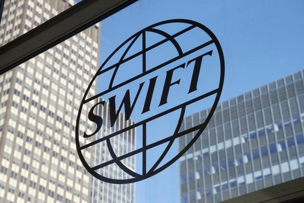 国際銀行間通信協会（SWIFT）のシステムが何度も攻撃を受ける

　バングラデシュ中央銀行から8100万ドルが盗み出されたという2016年初めの事件を受け、国際銀行間通信協会（SWIFT）は新たなセキュリティ計画の策定を明らかにした。この事件の犯人はシステムの流れを把握し、同行のSWIFT関連の認証情報を入手して、ニューヨーク連邦準備銀行にあるバングラデシュ中央銀行の口座からアジアの複数の口座に向けて送金するよう指示を出した。セキュリティがあまりにも貧弱であったために発生した事件だったが、貴重な教訓を残すこととなった。