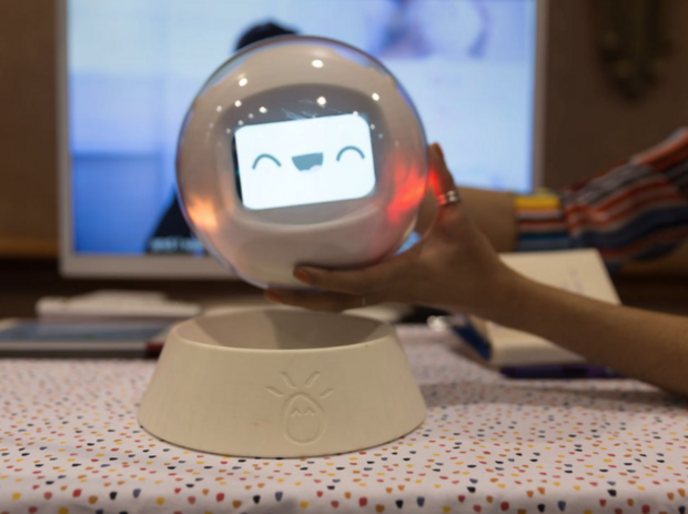 Leka

　この390ドルのロボットは、発達障害を持つ子供の、社会的あるいは視覚的な反応に対する理解を助けるように設計されている。Lekaは「ロボットコンパニコン」だと説明されている。ボールのような形で、表情が変わる可愛らしい顔を持ち、音や光、色を使って反応する。Lekaには、色当て、絵合わせ、かくれんぼなどの、認知能力や運動神経を高めることを目的とした、カスタマイズ可能な複数人で遊べるゲームが内蔵されている。両親や教師はこのおもちゃをプログラムして、発達障害を持つ子供の支援に使うことができる。Lekaは子供の行動を検知して、笑い顔や笑い声などの肯定的な画像や音ですばやく反応する能力を持っている。