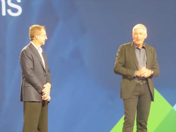 VMwareのPat Gelsinger氏とPivotalのBill Cook氏。