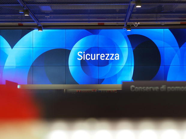 適応型の技術

　未来のスーパーマーケットのどこにいても目に入る巨大なスクリーンに、「Sicurezza」（安全性）という言葉が表示されている。

　このプロジェクトの背後にある中心的な考え方の1つは、テクノロジは押しつけがましいものであってはならず、消費者のニーズに合わせて適応しなくてはならない、というものだ。

　Microsoft ItaliaのエンタープライズおよびパートナーグループディレクターTiziana Olivieri氏は、「このプロジェクトでは、テクノロジは新たな消費者体験のパラダイムを実現する道具にすぎない。顧客に特定のデバイスを使わせたり、普段はしない行動を求めたりして、邪魔になることもない。買い物客は商品を指さしたり、触ったりといった普段の動作をすれば、Kinectがそれを読み取るようになっている」と述べている。