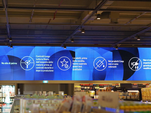 デジタルミラー

　Coop Italiaの未来のスーパーマーケット内にある16台の陳列棚には、その上に巨大な「デジタルミラー」がつり下げられており、顧客が商品を指さすと、ミラーが作動するようになっている。Kinectが客の身振りを認識し、画面に食材の栄養素や産地などの情報が表示されるほか、商品によっては、アレルギー物質表示や、棚に陳列されるまでの履歴などが表示される場合もある。

　このスーパーマーケットに対する総投資額は約450万ユーロだという。