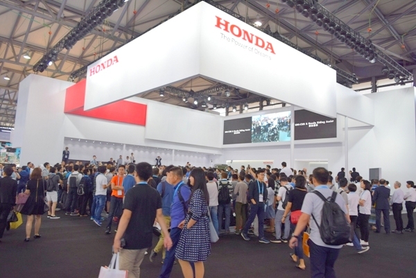 Honda Riding Assistを降り、UNI-CUB βで自宅などに移動するイメージでデモを実施した。