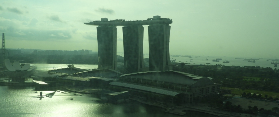 Microsoftシンガポールオフィスからの眺め。同国の観光名所「Marina Bay Sands Hotel」が一望できる（一等地に建っている）
