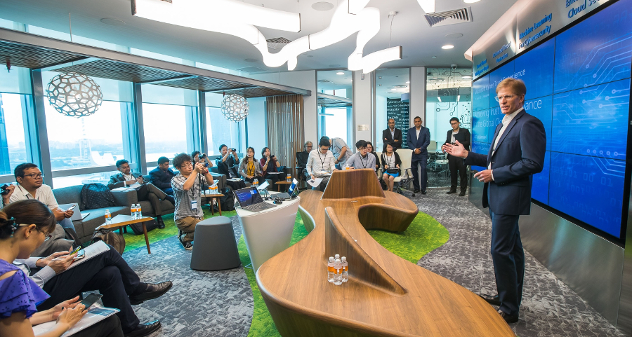 Cyber Trust Experience 2017は、Microsoftシンガポールオフィス内で開催。日本をはじめ、マレーシア、韓国、ベトナム、インドネシア、フィリピン、スリランカ、バングラデシュ、香港などの記者約20人が参加した