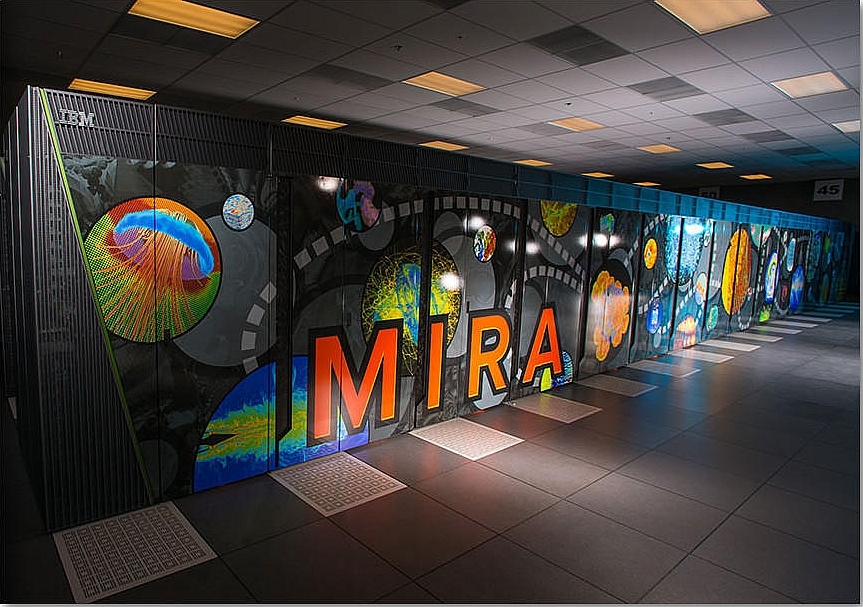 9位：「Mira」

　1秒間に8500兆回の演算処理を実行できるMiraは、イリノイ州のアルゴンヌ国立研究所で重要な役割を果たしている。

　IBM Blue Gene/Qベースのこのスパコンは、ジェットエンジンの性能から、ヒトの体内の機能に至るまでのさまざまなモデル化で米国の研究者らを支援している。

　Miraは16コアを持つ1.6GHz駆動のPower BQCプロセッサを搭載している。

プロセッサコア数：786,432
最大性能（LINPACKベンチマーク）：8.6ペタFLOPS
消費電力：3,945kW