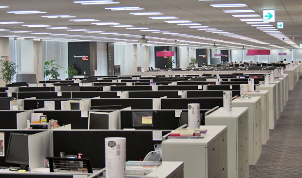 「テレワーク・デイ」のレノボ東京本社の内部。対象者のほとんどがテレワークで仕事をしていた''