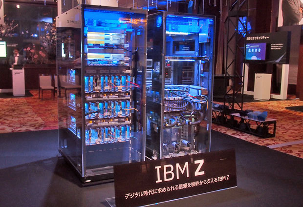 内部が見える状態で初披露された「IBM