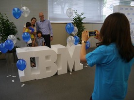 IBM Family Days--iPadで部屋を移動する子供たちがキーナン社長と挨拶